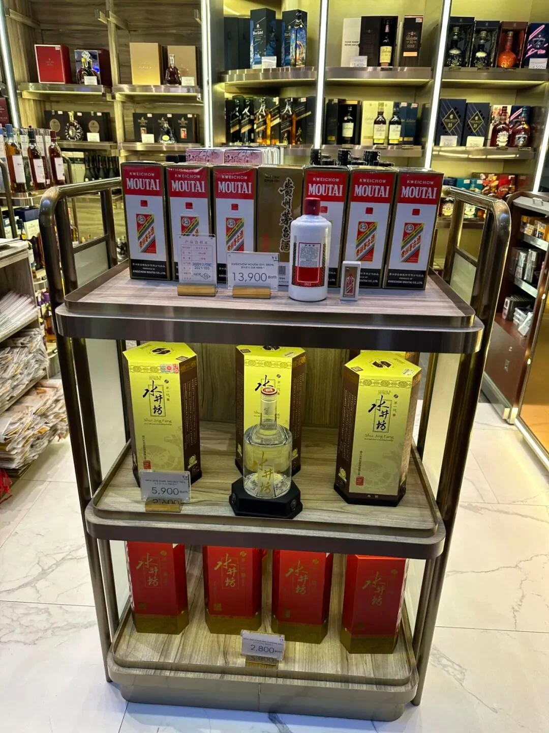 Moutai and Shuijingfang on the Chiang Mai shelf, also priced in baht