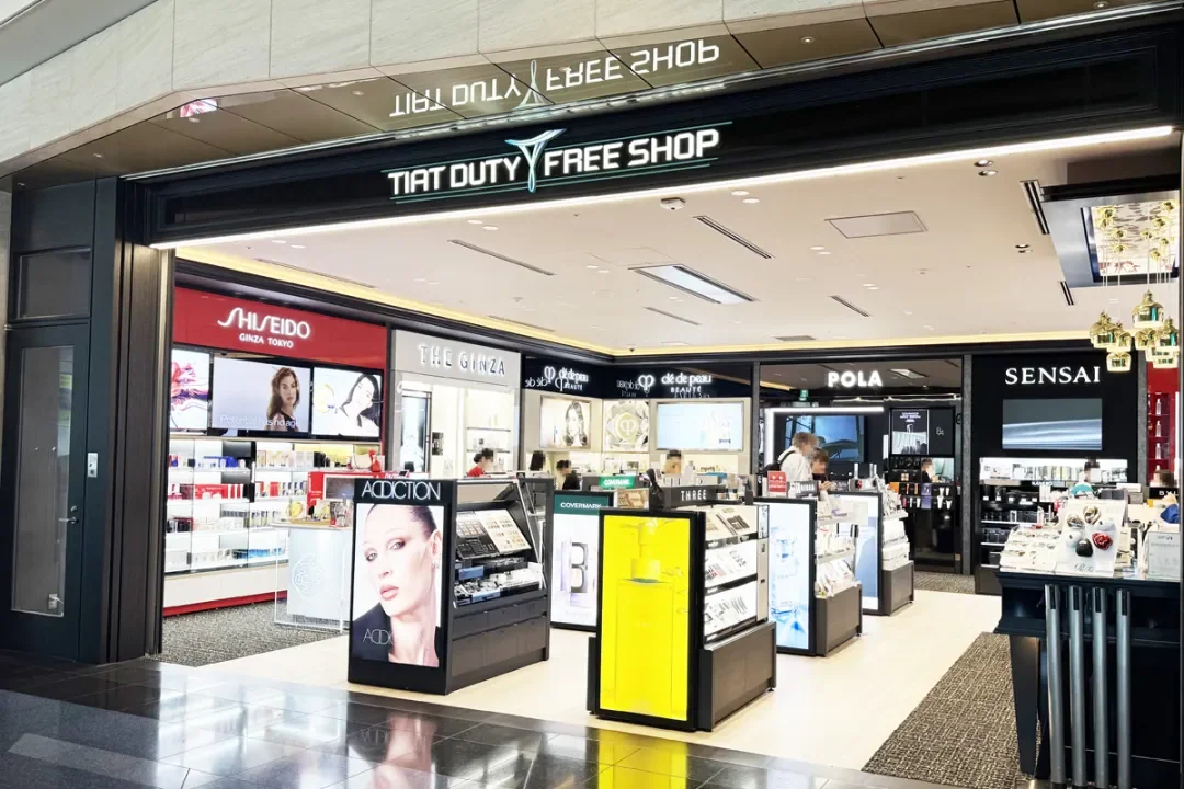 The TIAT DUTY FREE SHOP SOUTH COSMETIC storefront at T3, with SHISEIDO, POLA and SENSAI counters in a row
