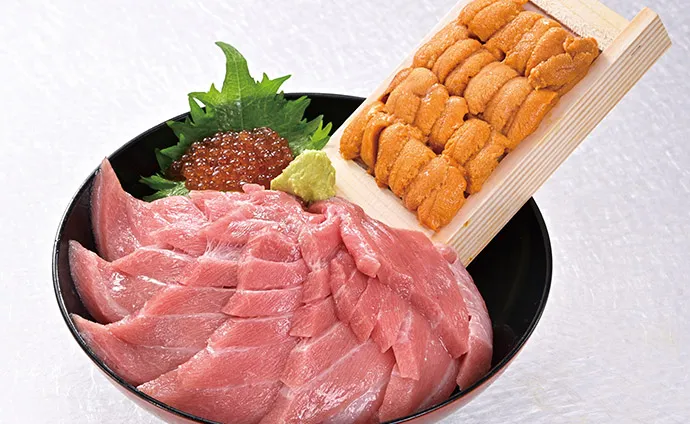 Tuna and sea urchin sashimi at Uogashi Nihon-Ichi