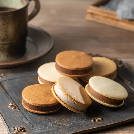 CAFÉ CHOCOLAT WICH coffee and chocolate sandwich biscuits
