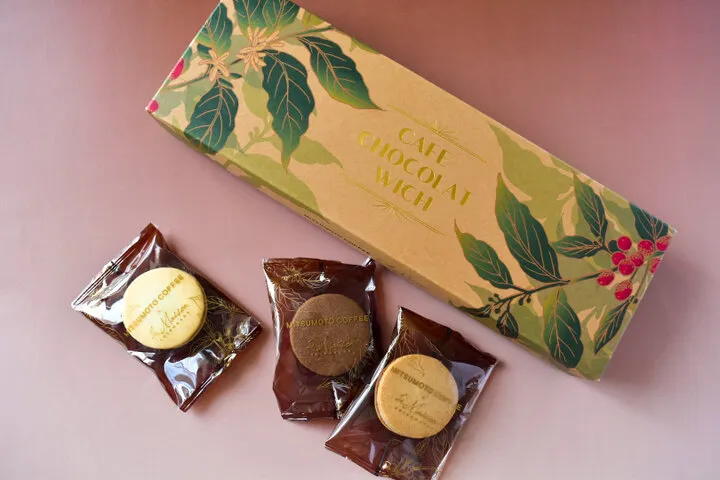 The CAFÉ CHOCOLAT WICH gift box and wrapped pieces