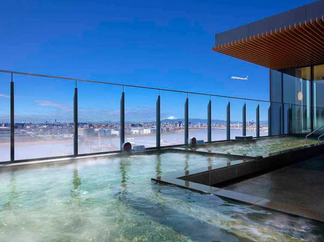The open-air bath at Izumi Tenku no Yu, looking out over the runway