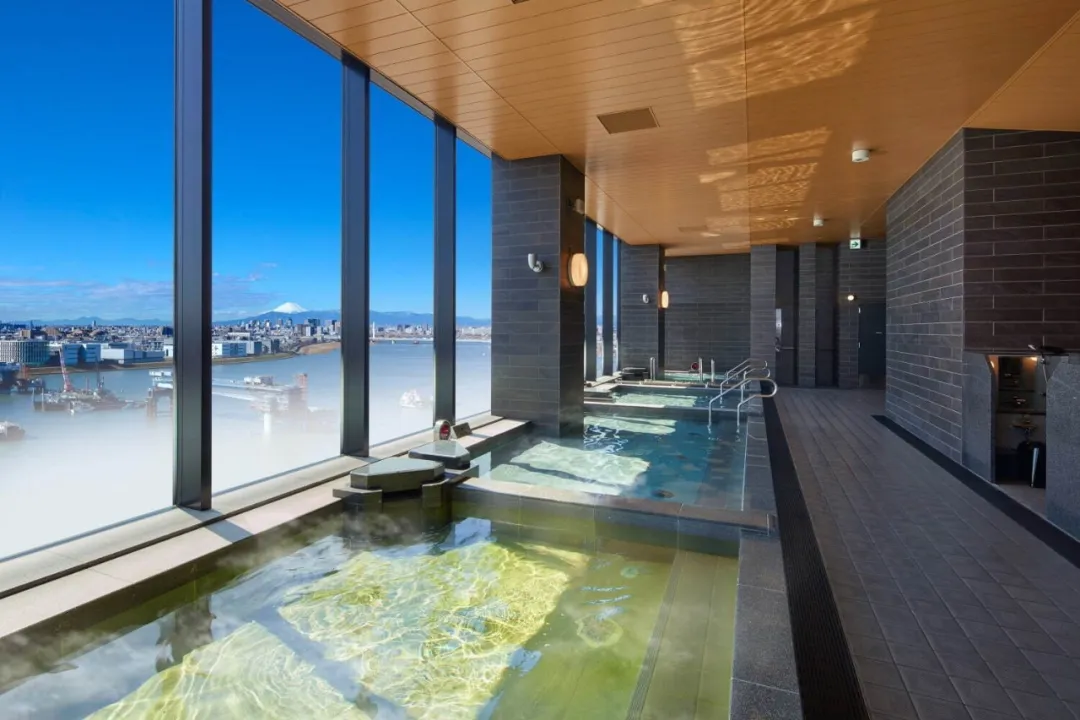 The indoor bath at Izumi Tenku no Yu