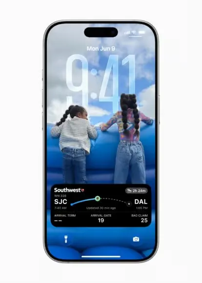 Flight Live Activity on the Lock Screen and in the Dynamic Island