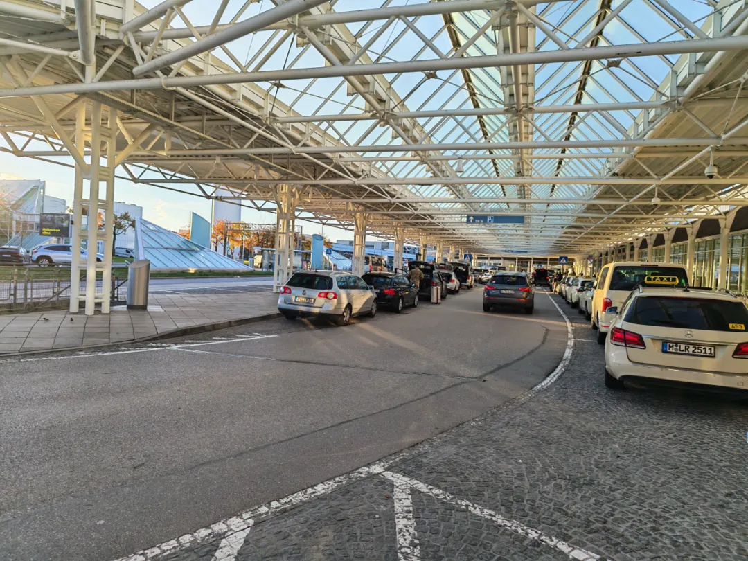 The taxi rank at T1