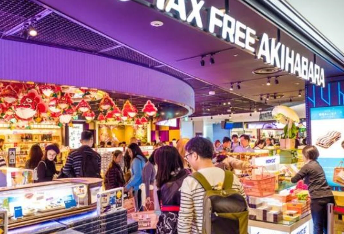 Fa-So-La AKIHABARA, the airside duty-free shop at Narita Airport Terminal 2, with souvenirs and snacks on the shelves
