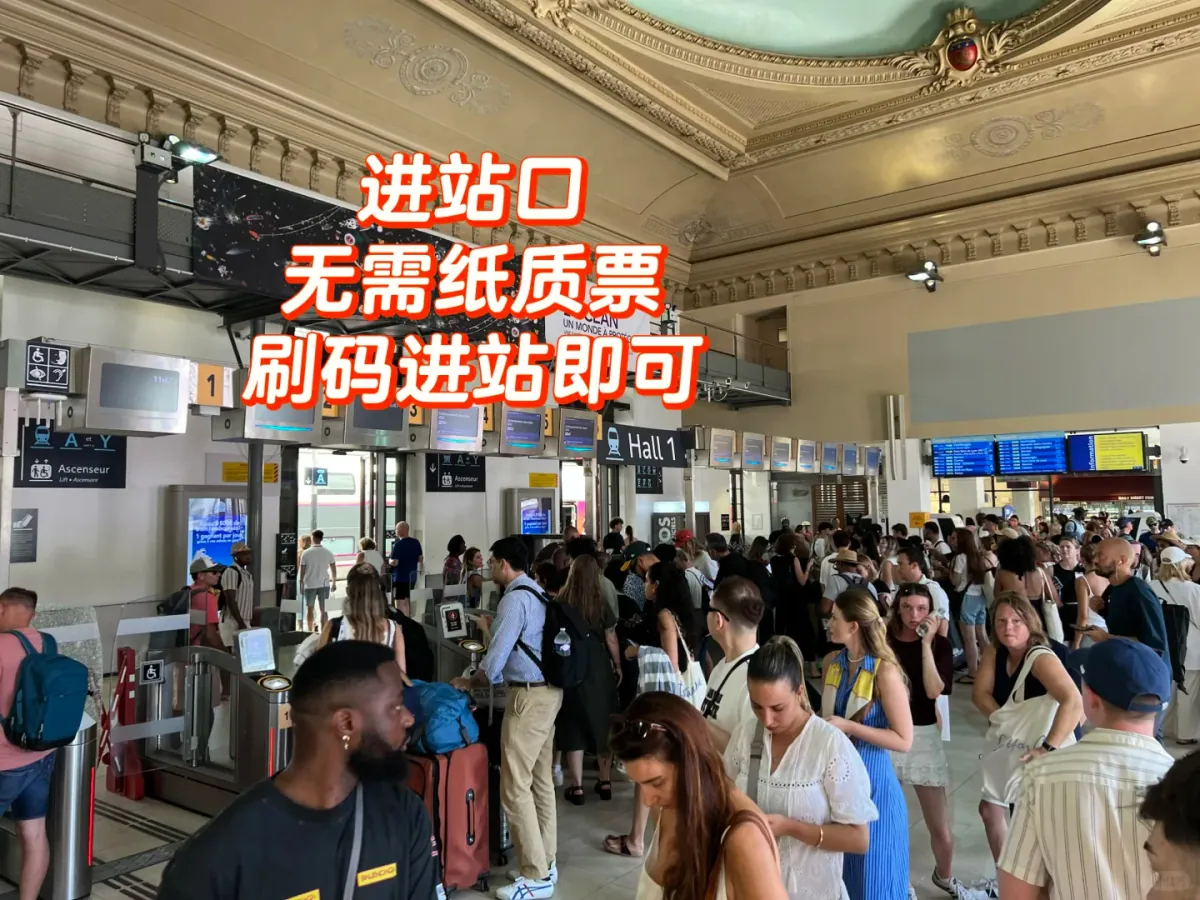 The ticket gates at Nice-Ville: passengers queueing to scan their codes, with a green light above the white gate