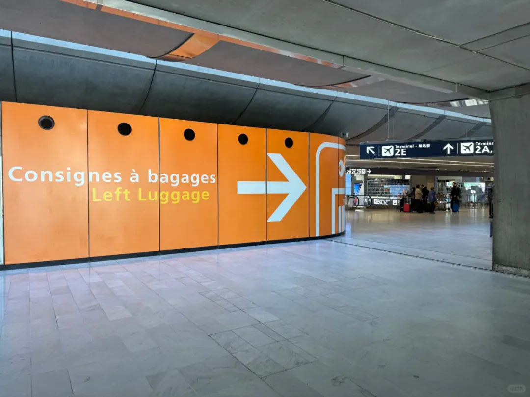 The orange "Consignes à bagages / Left Luggage" wall at Paris CDG, in the Terminal 2 interchange area