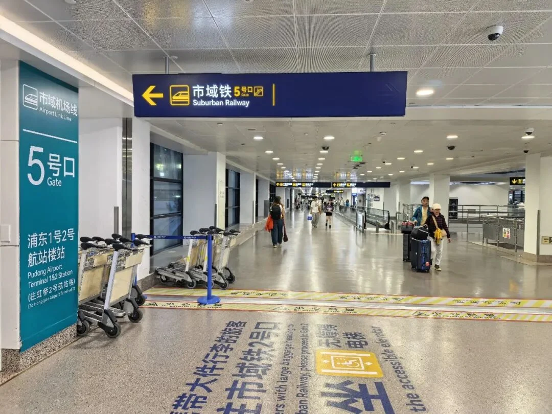 Signs to the Airport Link