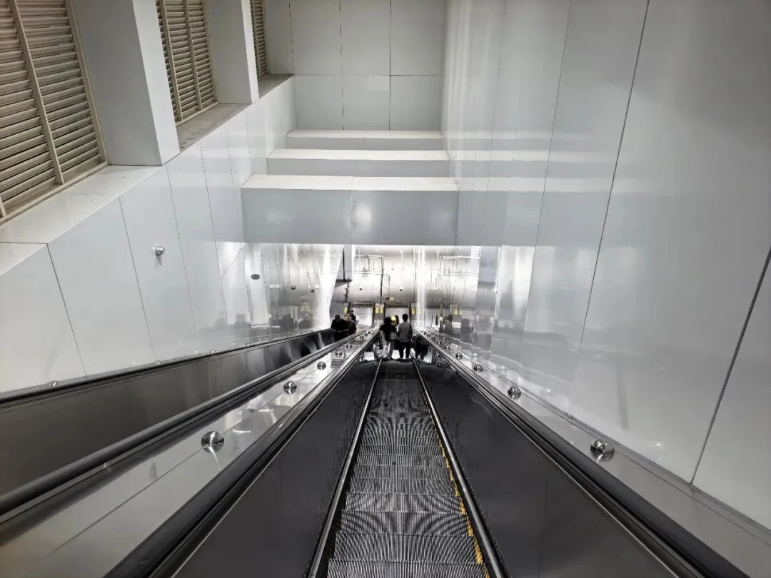Signs to the Airport Link