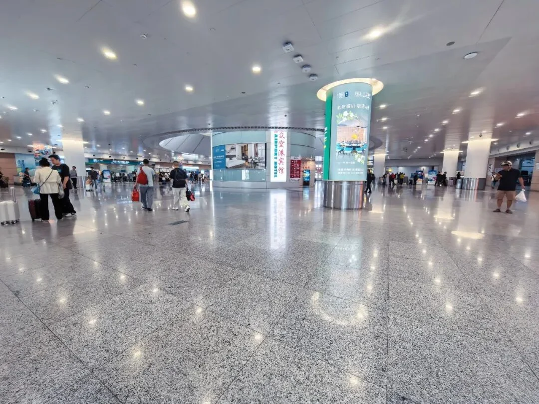 The transfer hall: Metro Line 2 and Maglev entrances