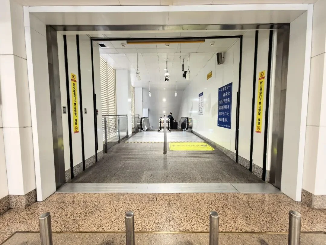 Take the lift to the transfer hall for the Airport Link