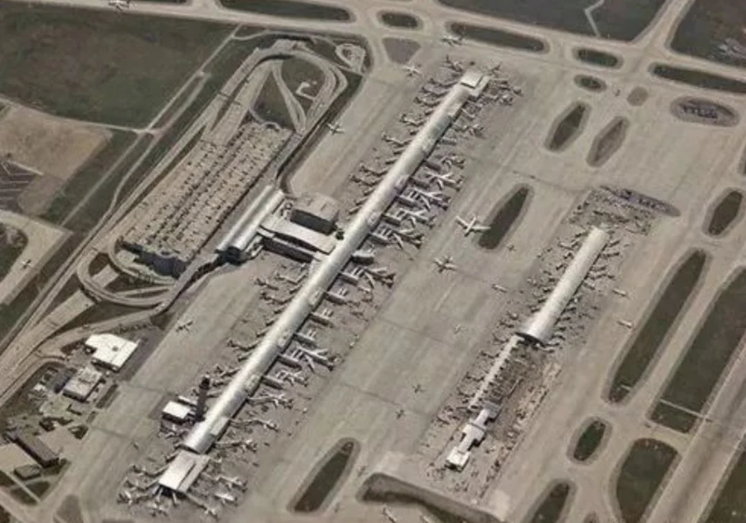 Aerial view of Detroit Metropolitan Wayne County Airport: the McNamara Terminal with its kilometre-long Concourse A