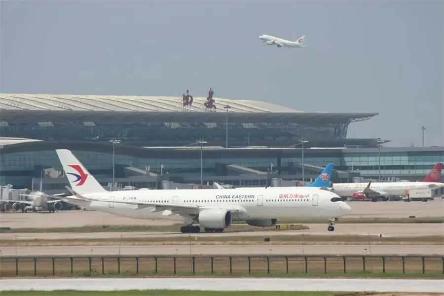 Aircraft taxiing in front of Terminal 5 at Xi'an Xianyang International Airport