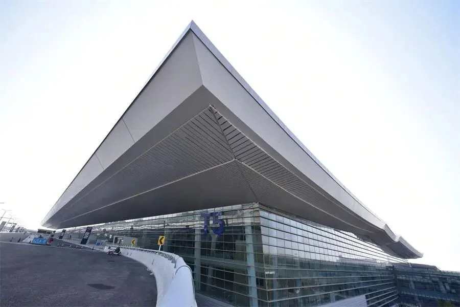 The Terminal 5 facade and its overhanging roof, seen from the kerbside