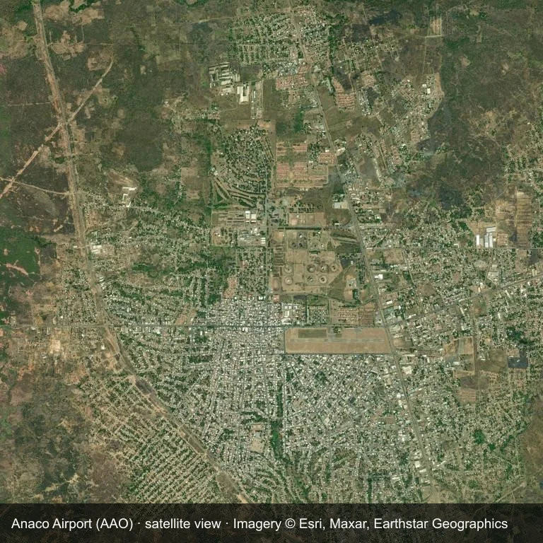 Satellitenbild: Der Anaco Airport (AAO) liegt in einem Flickwerk aus Vegetation und offenem Gelände.