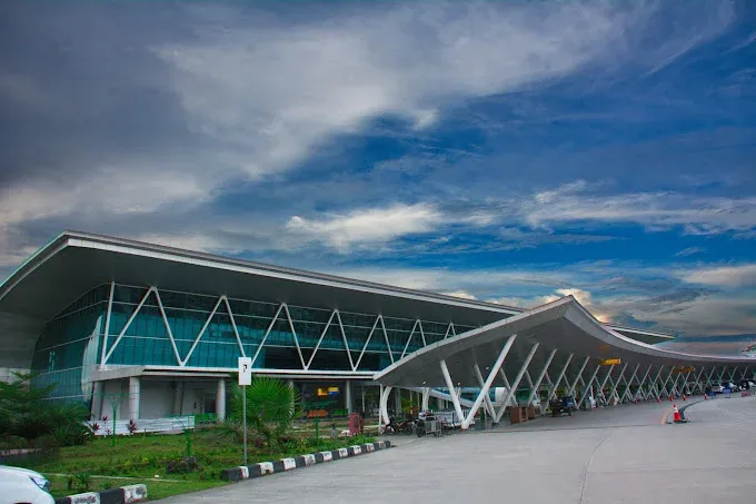 Das Terminal des APT Pranoto International Airport in Samarinda: eine breite Glasfassade, verspannt durch schrägen weißen Stahl, mit einem Vordach, das über den Vorfahrtbereich reicht.