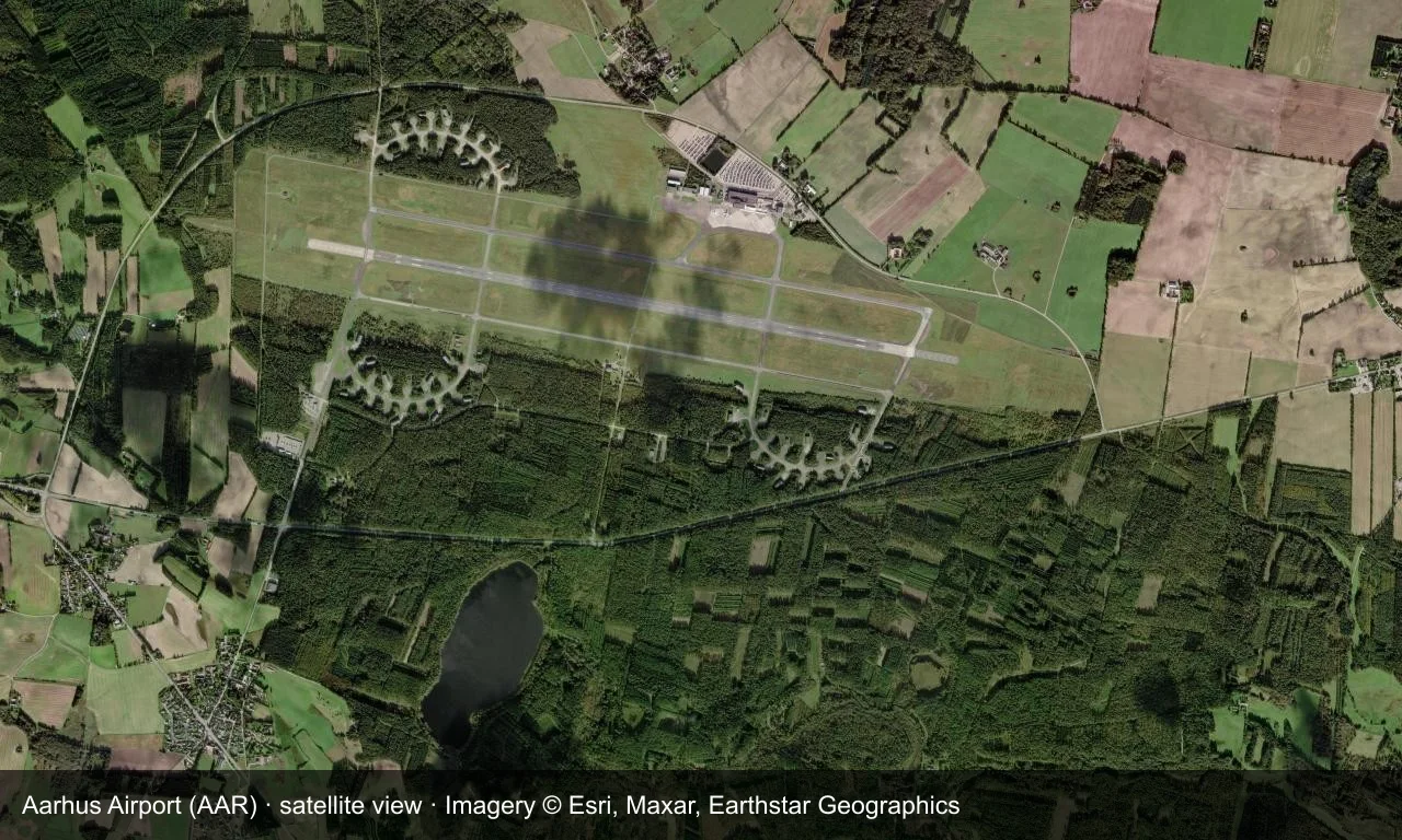 Satellitenansicht: Die beiden Startbahnen von Aarhus liegen zwischen Feldern an der Ostküste Jütlands, Terminal und Vorfeld daneben.