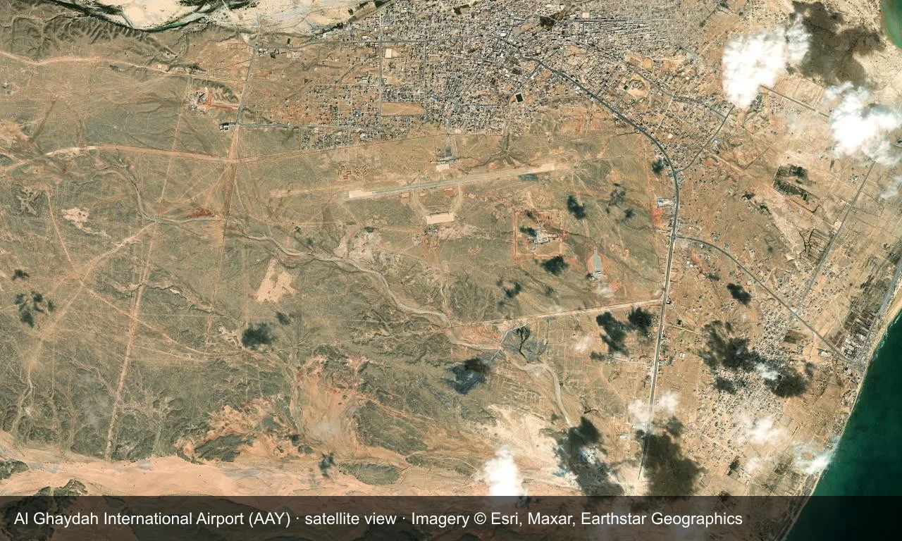Satellitenansicht: Die Startbahn von Al Ghaydah liegt zwischen der jemenitischen Küste und Trockenhügeln, Terminal und Vorfeld daneben.