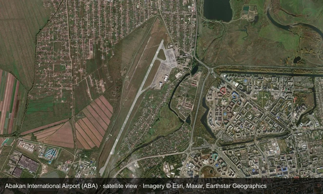 Satellitenansicht: Die Startbahn verläuft am Rand von Abakan, Vorfeld und Terminal neben ihrer Mitte.
