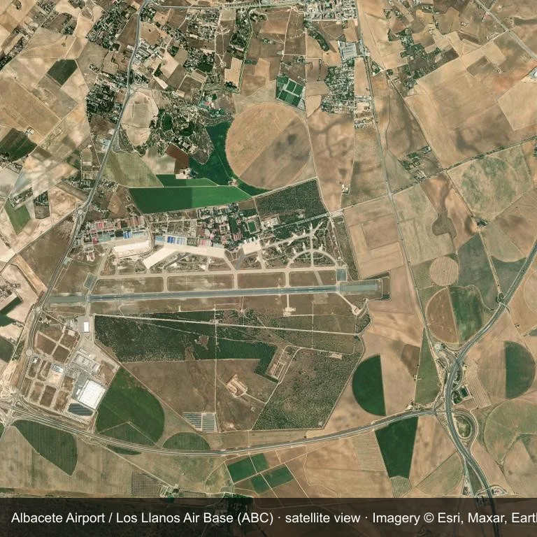 Aus dem Orbit erscheint der Albacete Airport / Los Llanos Air Base (ABC) als Flugfeld in einem Flickwerk aus Vegetation und offenem Gelände.