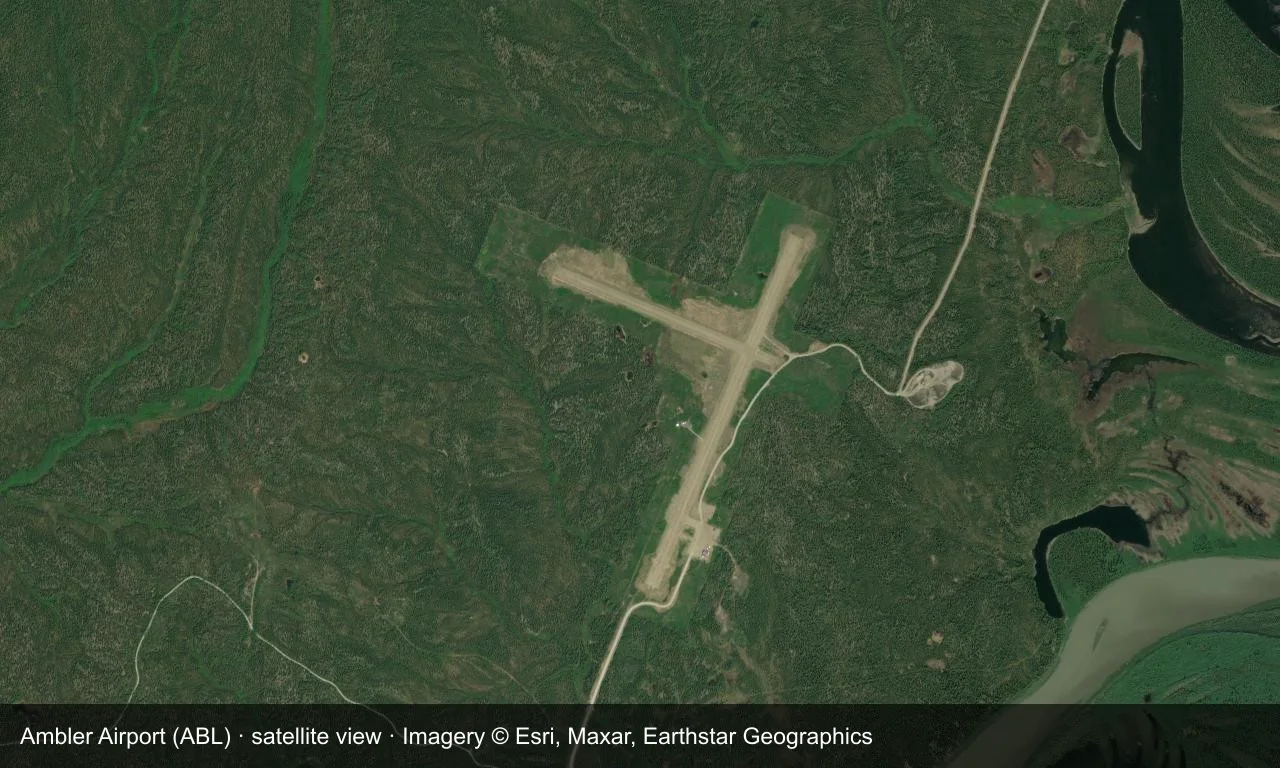Satellitenansicht: Amblers Schotterpiste liegt zwischen Tundra und Wald am Kobuk River, Terminal und Vorfeld daneben.