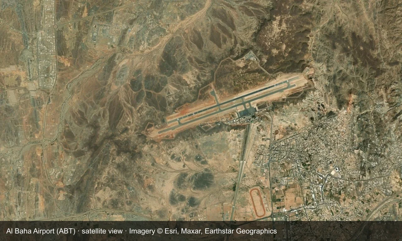 Satellitenansicht: Al Bahas Startbahn liegt auf einem Plateau im Asir-Gebirge, Terminal und Vorfeld daneben, ringsum Stadt und Bergrücken.