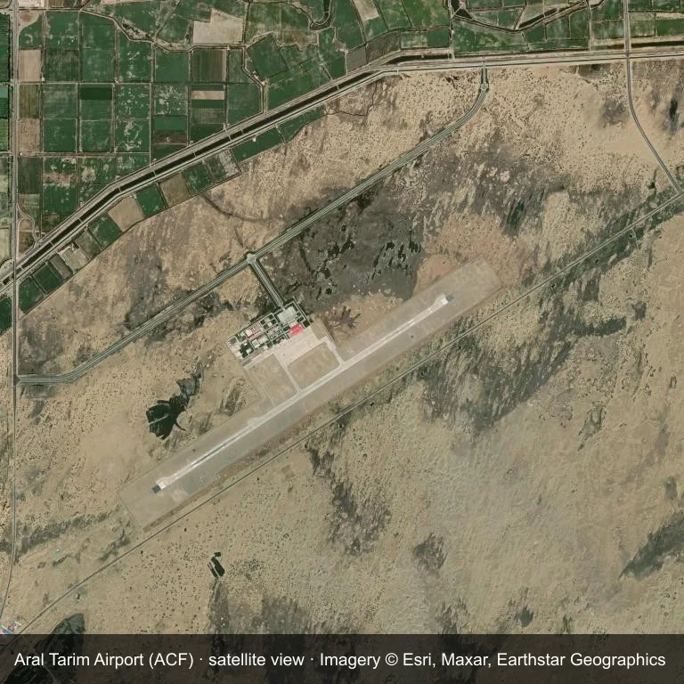 Das Flugfeld des Aral Tarim Airport (ACF) aus der Umlaufbahn, eingebettet in einen Flickenteppich aus Vegetation und offenem Gelände.