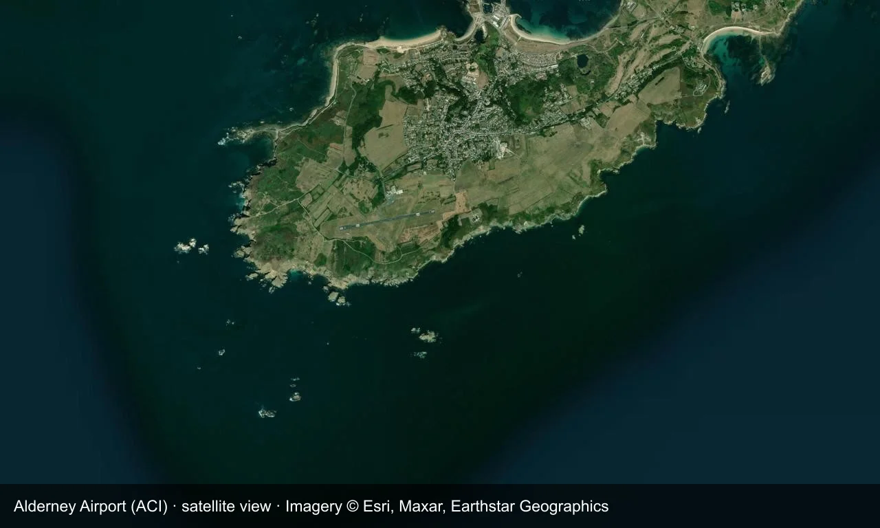 Satellitenansicht: Alderneys kurze Startbahn liegt auf der Kanalinsel, Terminal und Vorfeld daneben, ringsum Küste und Grasland.