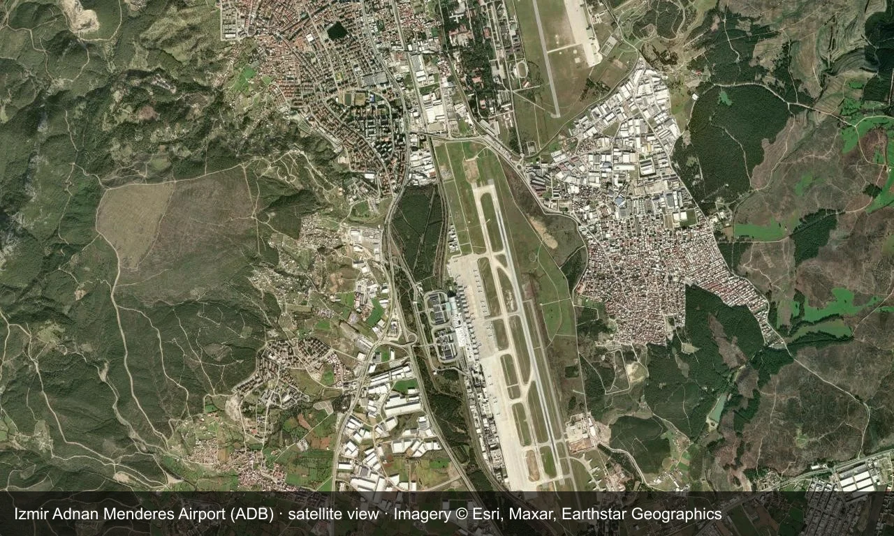 Satellitenansicht: die Start- und Rollbahnen in Izmir liegen in der Ebene an der Ägäis, Terminal und Vorfeld südlich des Feldes.