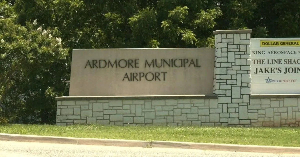 Das Eingangsschild des Ardmore Municipal Airport – der Name auf einem Steinsockel neben einem Verzeichnis der Flughafenbetriebe.