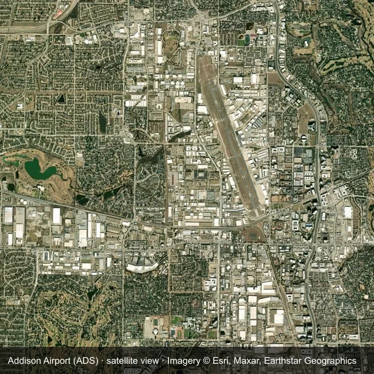 Draufsicht auf Addison Airport (ADS) und das Mosaik aus Vegetation und offenen Flächen ringsum.