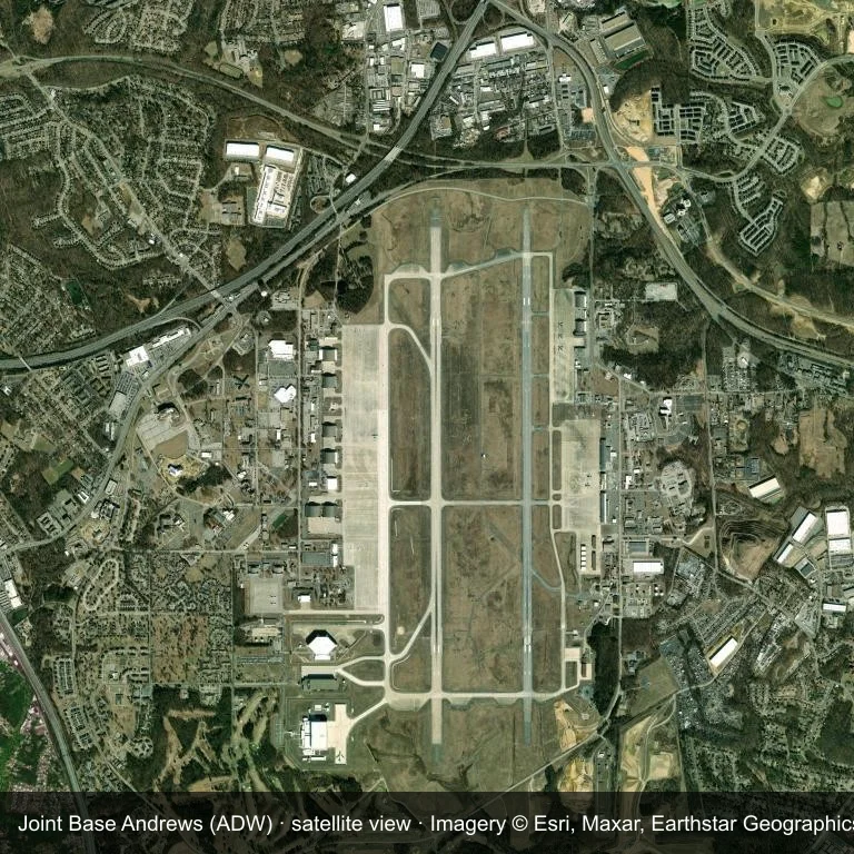 Satellitenansicht: Joint Base Andrews (ADW) zwischen grüner Vegetation und Ackerland.