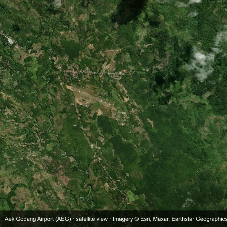 Satellitenansicht des Aek Godang Airport (AEG), das Flugfeld ist zwischen dichter grüner Vegetation und kleinen Feldern zu erkennen.