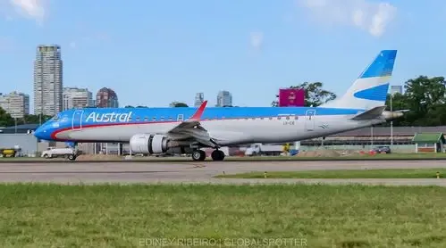Ein Verkehrsflugzeug von Austral rollt; hinter seinem Leitwerk erhebt sich die Skyline von Buenos Aires.