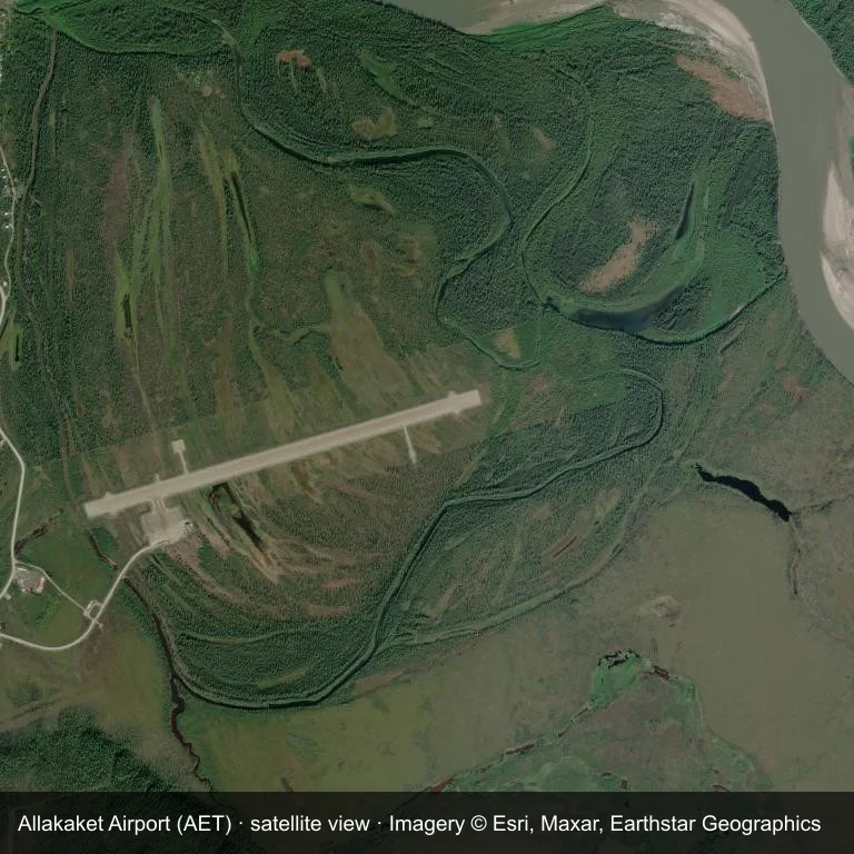 Das Flugfeld des Allakaket Airport (AET) aus dem Orbit, eingebettet in dichte grüne Vegetation und kleine Felder.