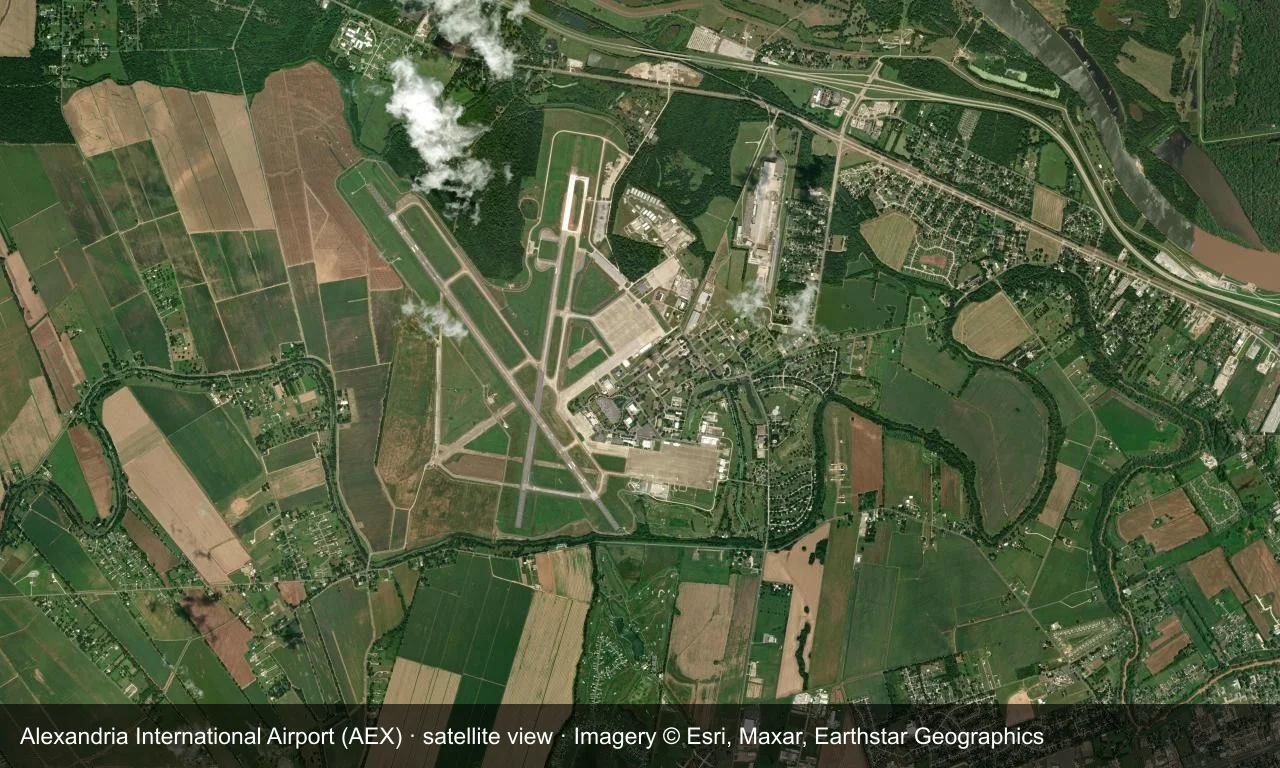 Satellitenansicht: Die Startbahnen von Alexandria liegen zwischen Flüssen und Wald in Louisiana, Terminal und Vorfeld daneben.