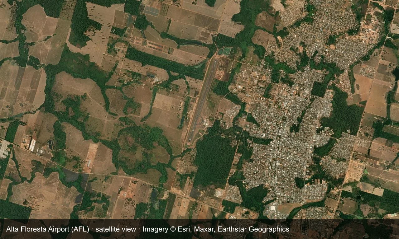 Satellitenansicht: Die Start- und Landebahn von Alta Floresta liegt am Rand des Amazonas-Regenwalds, Terminal und Vorfeld daneben.
