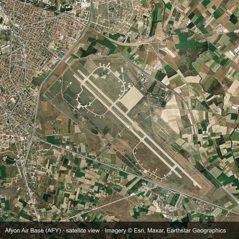 Luftaufnahme von Afyon Air Base (AFY) und dem Muster aus Vegetation und offenem Gelände ringsum.