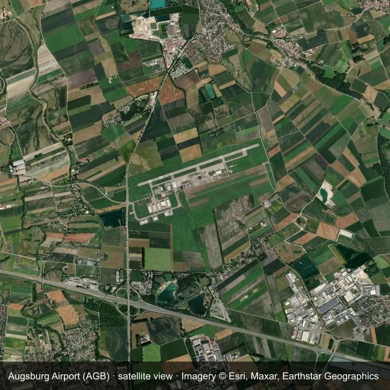 Das Flugfeld von Augsburg Airport (AGB) aus dem Orbit, eingebettet in grüne Vegetation und Ackerland.