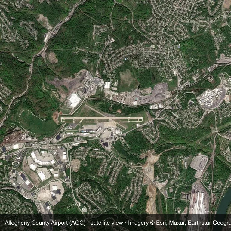 Satellitenansicht: Allegheny County Airport (AGC) nimmt ein Stück grüne Vegetation und Ackerland ein.