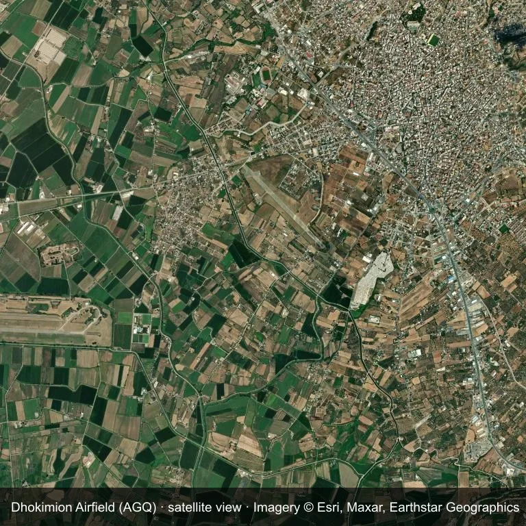 Satellitenbild: Dhokimion Airfield (AGQ) liegt zwischen grüner Vegetation und Ackerland.