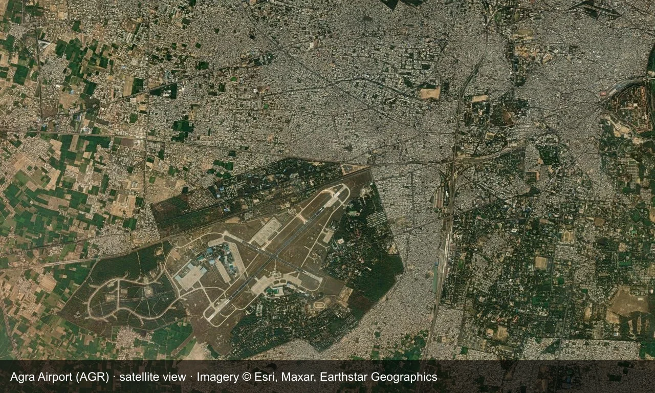 Satellitenansicht: Die Start- und Landebahnen von Agra liegen zwischen Stadt und Ackerland an der Yamuna, mit Terminal und Vorfeld neben dem Flugfeld.