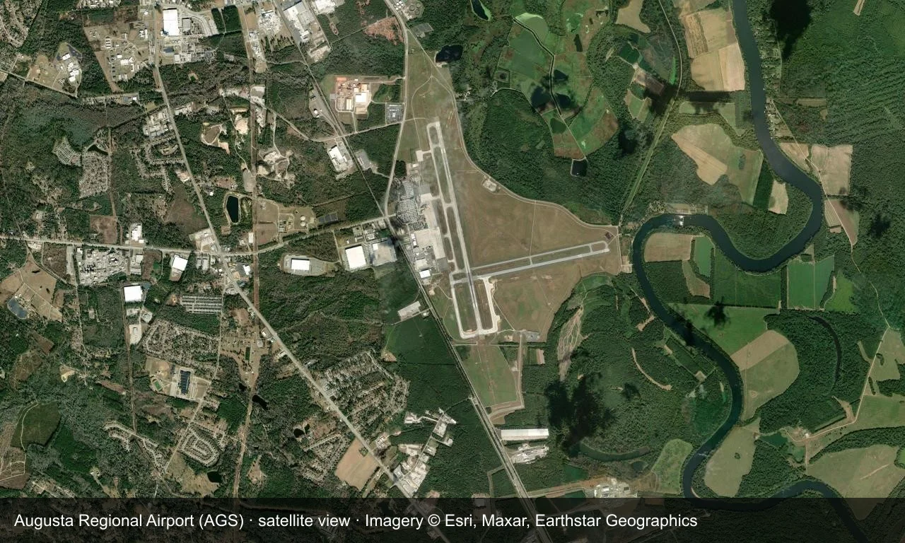 Satellitenansicht: Die Start- und Landebahnen von Augusta liegen zwischen Wald und Stadt am Savannah River, mit Terminal und Vorfeld neben dem Flugfeld.