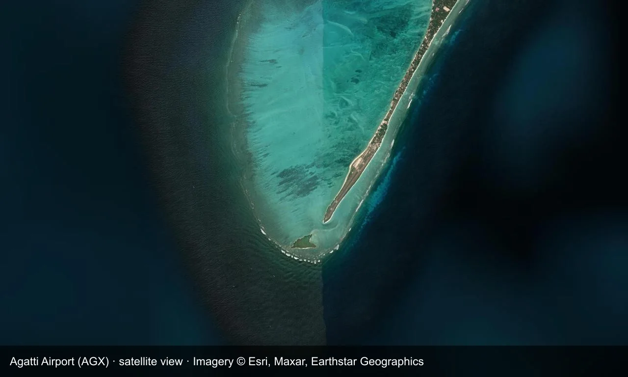 Satellitenansicht: Die Start- und Landebahn von Agatti liegt auf einer schmalen Insel der Lakshadweep, mit Terminal und Vorfeld daneben und Lagune und Riff ringsum.