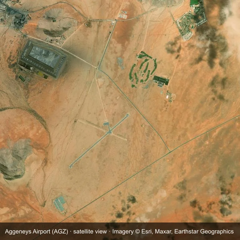 Das Flugfeld von Aggeneys Airport (AGZ) aus dem Orbit, eingebettet in trockenen Boden und kahles Land.