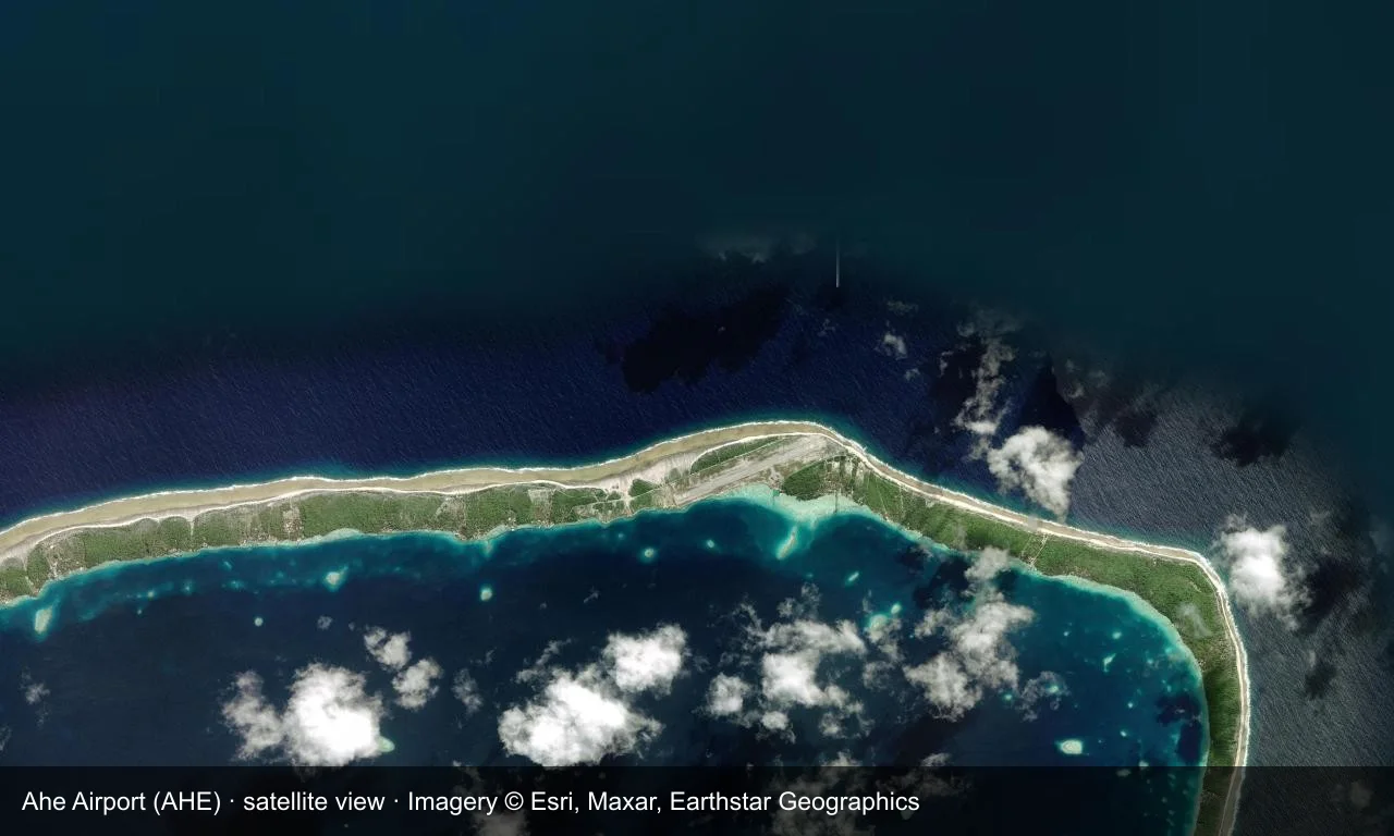 Satellitenansicht: Die Start- und Landebahn von Ahe liegt auf einem schmalen Motu des Atolls, mit Terminal und Vorfeld daneben und Lagune und Riff ringsum.