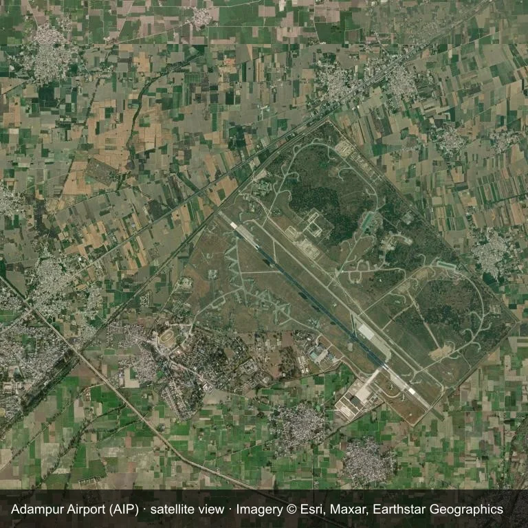 Das Flugfeld von Adampur Airport (AIP) aus dem Orbit, eingebettet in grüne Vegetation und Ackerland.