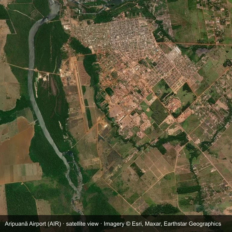 Satellitenansicht: Aripuanã Airport (AIR) zwischen trockenem, von Vegetation und Feldern durchzogenem Boden.
