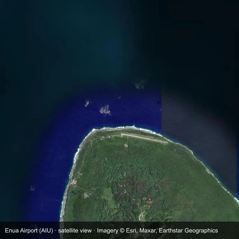Satellitenansicht: das Flugfeld von Enua Airport (AIU), umgeben von Wasser, grüner Vegetation und Ackerland.